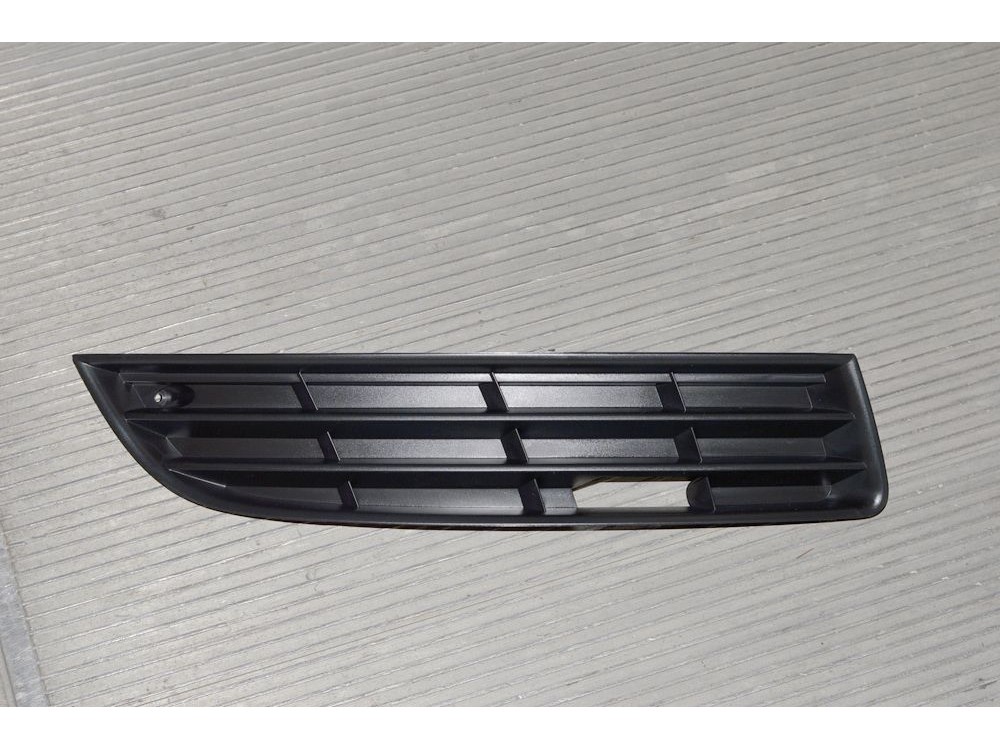 Накладка бампера передня права Passat B6